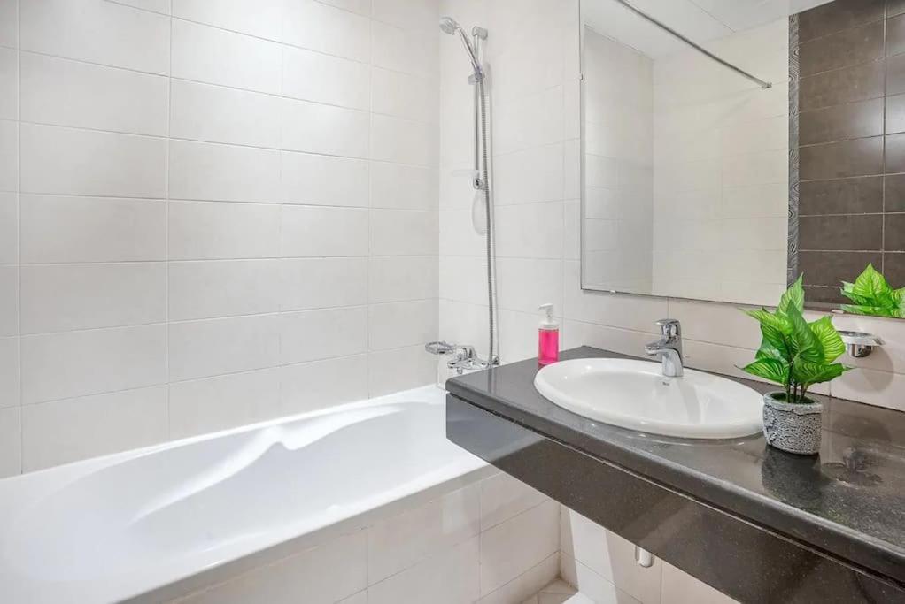 Lovely 3 Bedroom Apartment Beach Front Αμπού Ντάμπι Εξωτερικό φωτογραφία